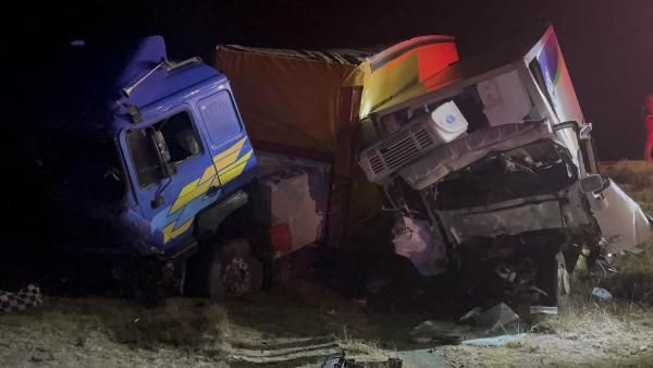 Eskişehir’de TIR ile kamyonet kafa kafaya çarpıştı; 2 ölü, 2 yaralı - Resim: 3