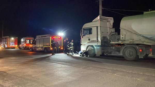 Yolun karşısına geçmek isterken çimento tankerinin çarpmasıyla öldü - Resim: 1