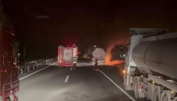 Mardin’de akaryakıt yüklü TIR’ın tekerlekleri alev aldı: 2 yaralı - Resim: 4