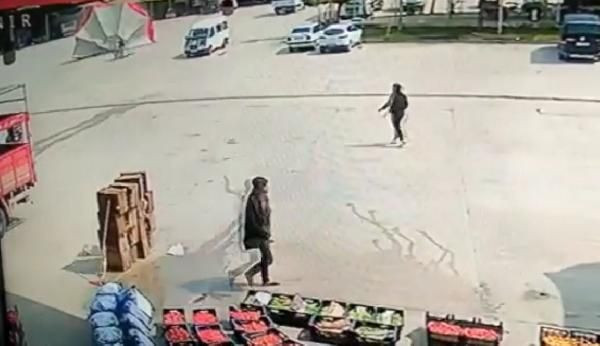 Rüzgarda tutmak istediği şemsiyeyle sürüklendiği anlar kamerada - Resim: 3