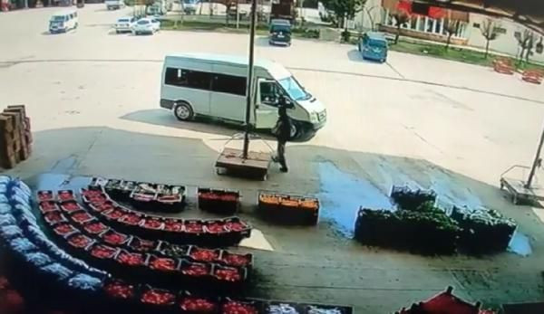 Rüzgarda tutmak istediği şemsiyeyle sürüklendiği anlar kamerada - Resim: 4