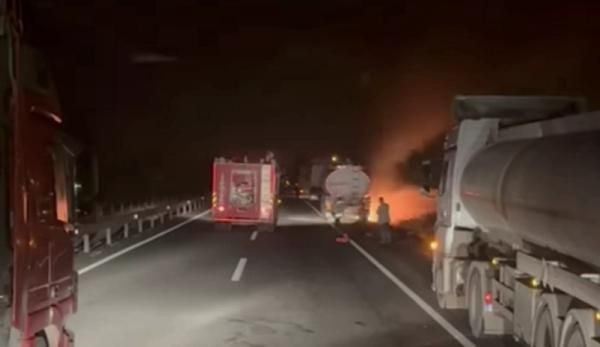 Mardin’de akaryakıt yüklü TIR’ın tekerlekleri alev aldı: 2 yaralı - Resim: 1