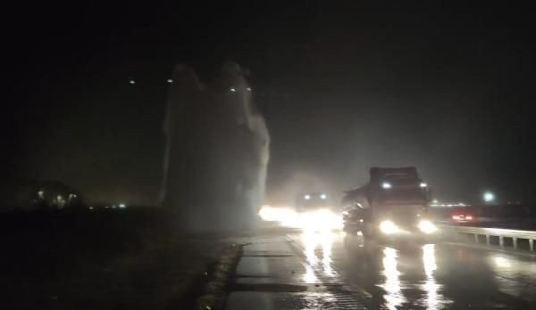 Mardin'de 2 ilçeye giden içme suyu borusu patladı, tazyikli su metrelerce yükseğe fışkırdı - Resim: 2