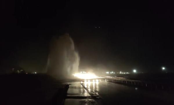 Mardin'de 2 ilçeye giden içme suyu borusu patladı, tazyikli su metrelerce yükseğe fışkırdı - Resim: 1