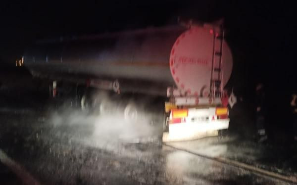 Mardin’de akaryakıt yüklü TIR’ın tekerlekleri alev aldı: 2 yaralı - Resim: 3