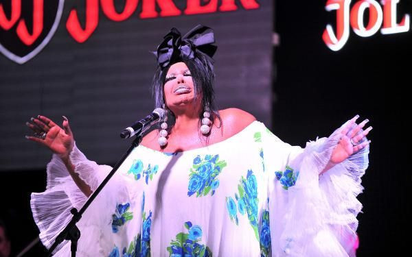 Bülent Ersoy, şarkılarını sevenleriyle birlikte söyledi - Resim: 3