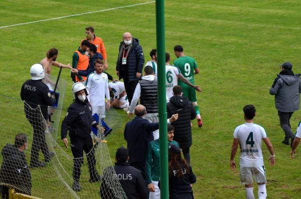 Maç sonrası futbolcular birbirine girdi - Resim: 1