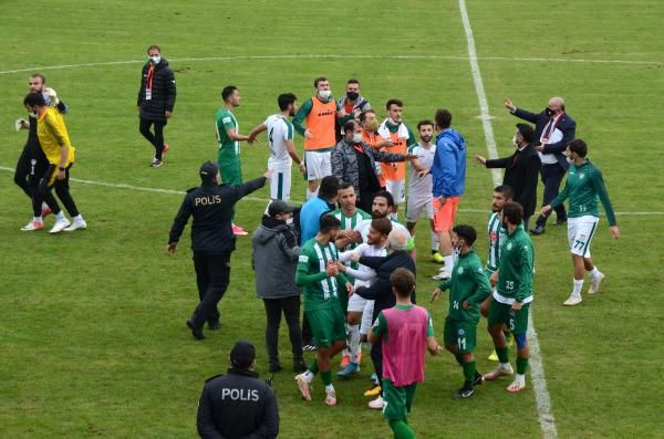 Maç sonrası futbolcular birbirine girdi - Resim: 2