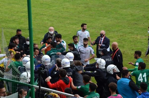 Maç sonrası futbolcular birbirine girdi - Resim: 3