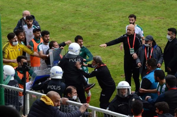 Maç sonrası futbolcular birbirine girdi - Resim: 4