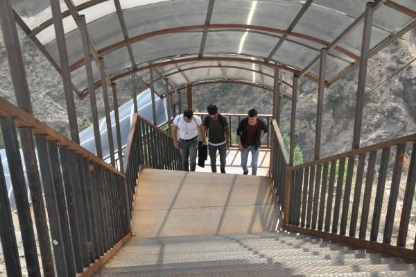 Yurda 550 basamaklı merdivenle çıkıyorlar - Resim: 4