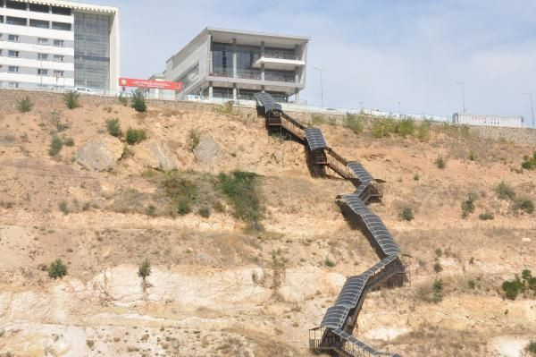 Yurda 550 basamaklı merdivenle çıkıyorlar - Resim: 1