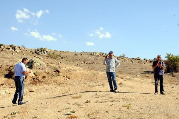 Köylüler, cep telefonu ile konuşmak için dağa çıkıyor - Resim: 1