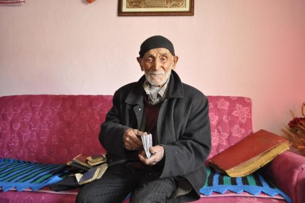 ‘Yürüyen tarih’ Dursun Dede, 71 yıldır önemli olayları not alıyor - Resim: 4