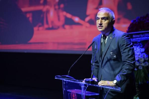 Özkan Uğur'a veda günü... AKM'de gözyaşlarıyla uğurlandı - Resim : 4