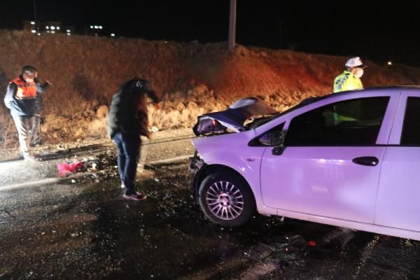 Kırşehir'de iki otomobil kafa kafaya çarpıştı: 1 ölü, 1 yaralı - Resim: 1