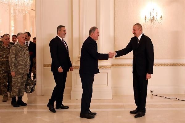 Bakan Çavuşoğlu ve Akar'dan, İlham Aliyev'e tebrik ziyareti - Resim: 1