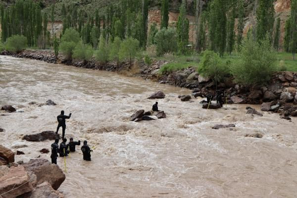 Oltu Çayı'nda kaybolan baba için Ankara'dan özel ekip - Resim: 3