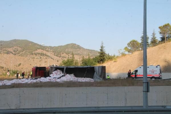 Amasya’da un yüklü TIR devrildi: 1 ölü - Resim: 2