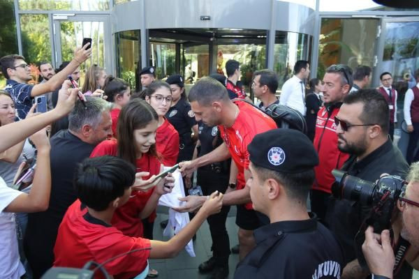A Milli Futbol Takımı, Hollanda’ya gitti - Resim: 1