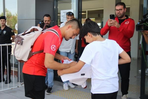 A Milli Futbol Takımı, Hollanda’ya gitti - Resim: 2