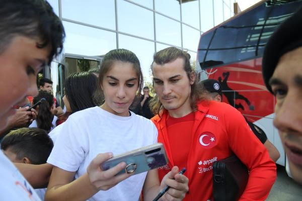 A Milli Futbol Takımı, Hollanda’ya gitti - Resim: 3