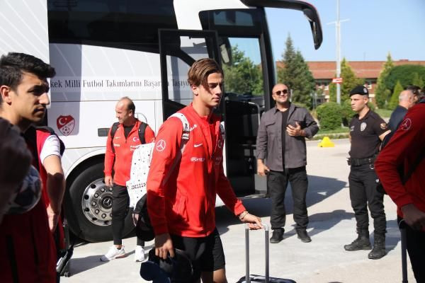 A Milli Futbol Takımı, Hollanda’ya gitti - Resim: 4