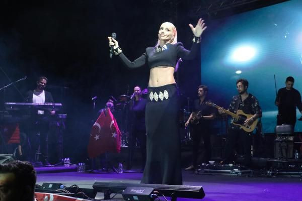 Eskişehir'de Gülşen'in '29 Ekim' konserini 50 bin kişi izledi - Resim: 1