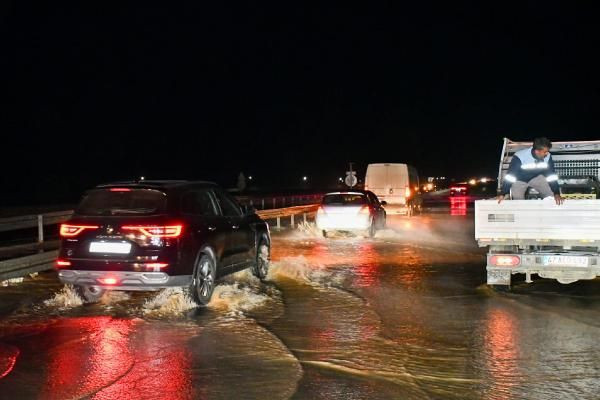 Mardin'de 2 ilçeye giden içme suyu borusu patladı, tazyikli su metrelerce yükseğe fışkırdı - Resim: 4