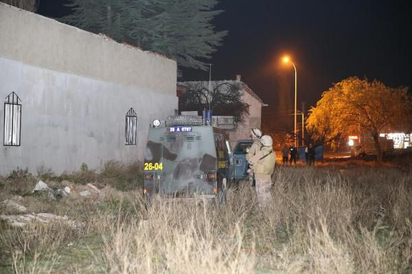 5 yıl hapisle aranan şüpheli elinde bıçakla çatıya çıktı - Resim: 4