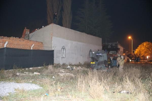 5 yıl hapisle aranan şüpheli elinde bıçakla çatıya çıktı - Resim: 1