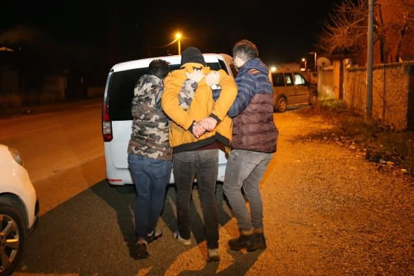 5 yıl hapisle aranan şüpheli elinde bıçakla çatıya çıktı - Resim: 3