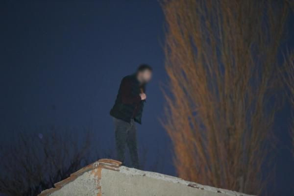 5 yıl hapisle aranan şüpheli elinde bıçakla çatıya çıktı - Resim: 2