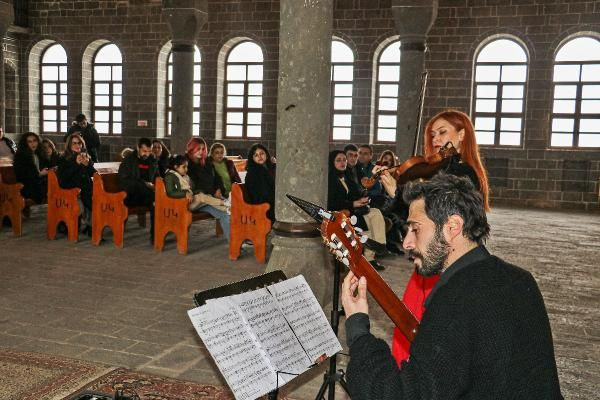 Diyarbakır’da 646 yıllık kilisede müzik dinletisi - Resim: 1