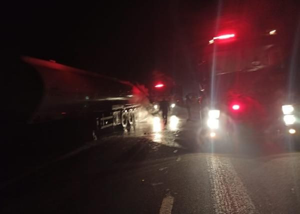 Mardin’de akaryakıt yüklü TIR’ın tekerlekleri alev aldı: 2 yaralı - Resim: 2