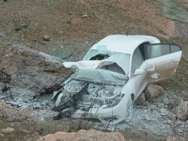 Mardin'de otomobil, şarampole devrildi: 4 yaralı - Resim: 3