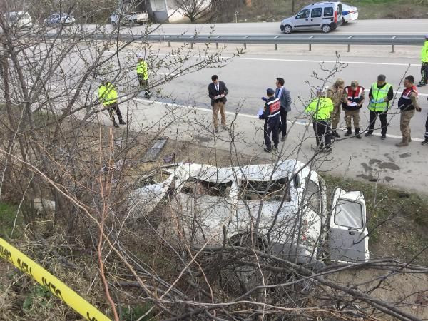Minibüs yağmur suyu kanalına devrildi: 2 ölü, 7 yaralı - Resim: 1