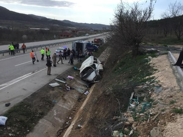Minibüs yağmur suyu kanalına devrildi: 2 ölü, 7 yaralı - Resim: 2