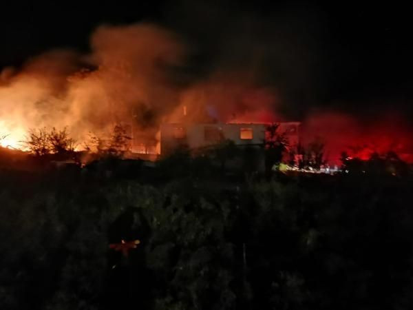 Amasya’da 2 katlı ev ve ahır yandı - Resim: 1