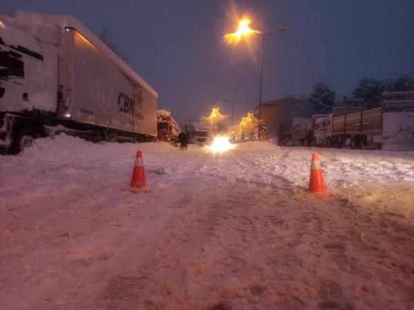 Bingöl’de araçlar yolda mahsur kaldı; AFAD ve Kızılay kumanya dağıttı - Resim: 1