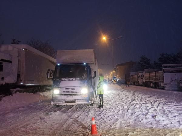 Bingöl’de araçlar yolda mahsur kaldı; AFAD ve Kızılay kumanya dağıttı - Resim: 4