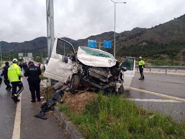 Minibüs, kamyonete çarptı: Anne-kız öldü, 6 yaralı - Resim: 2