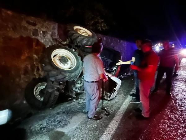 Bartın’da otomobil traktöre çarptı, 3 yaralı - Resim: 3