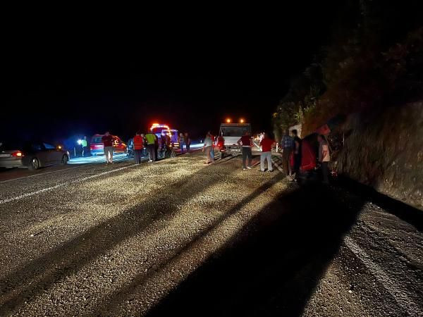 Bartın’da otomobil traktöre çarptı, 3 yaralı - Resim: 4