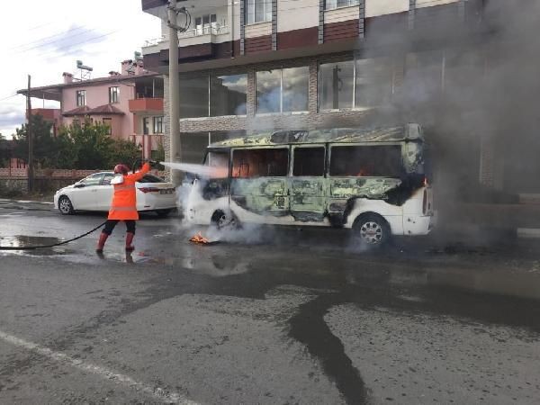 Elektrik kontağından çıkan yangında minibüs hurdaya döndü - Resim: 4