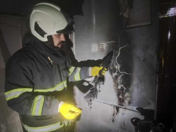 Mardin'de tek katlı müstakil ev, çıkan yangında kullanılmaz hale geldi - Resim: 2