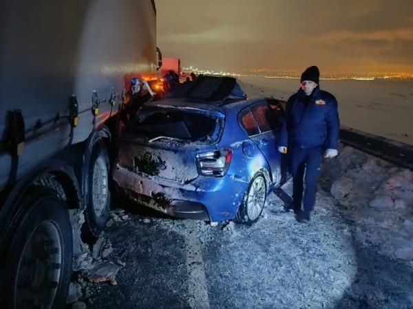 Iğdır’da karlı yolda kayan otomobil TIR'a çarptı: 1 ölü, 1 yaralı - Resim: 1