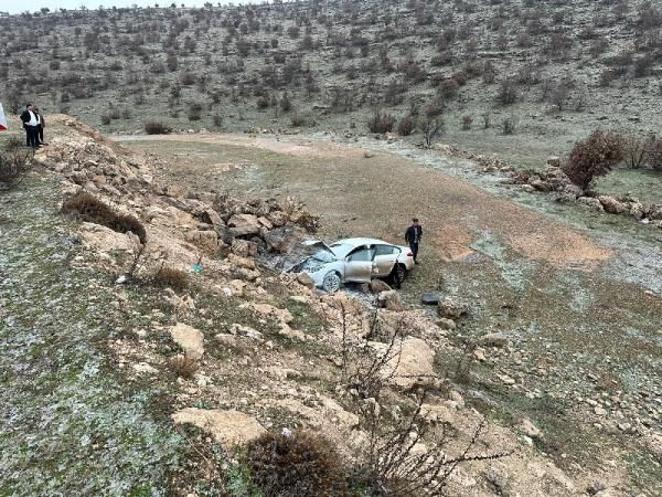 Mardin'de otomobil, şarampole devrildi: 4 yaralı - Resim: 1