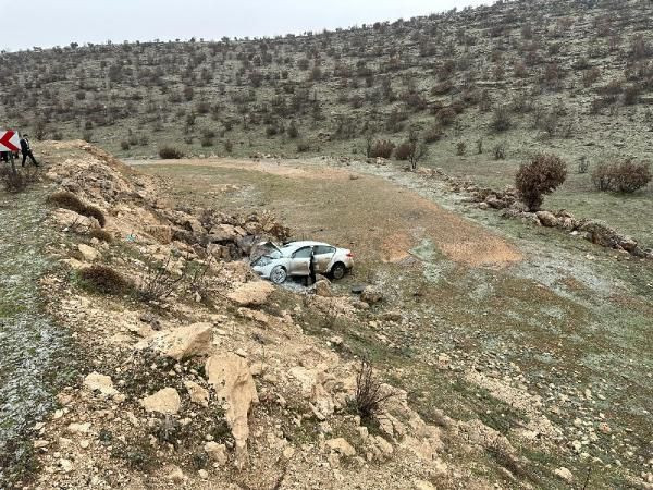 Mardin'de otomobil, şarampole devrildi: 4 yaralı - Resim: 2