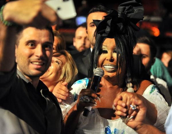 Bülent Ersoy, şarkılarını sevenleriyle birlikte söyledi - Resim: 4